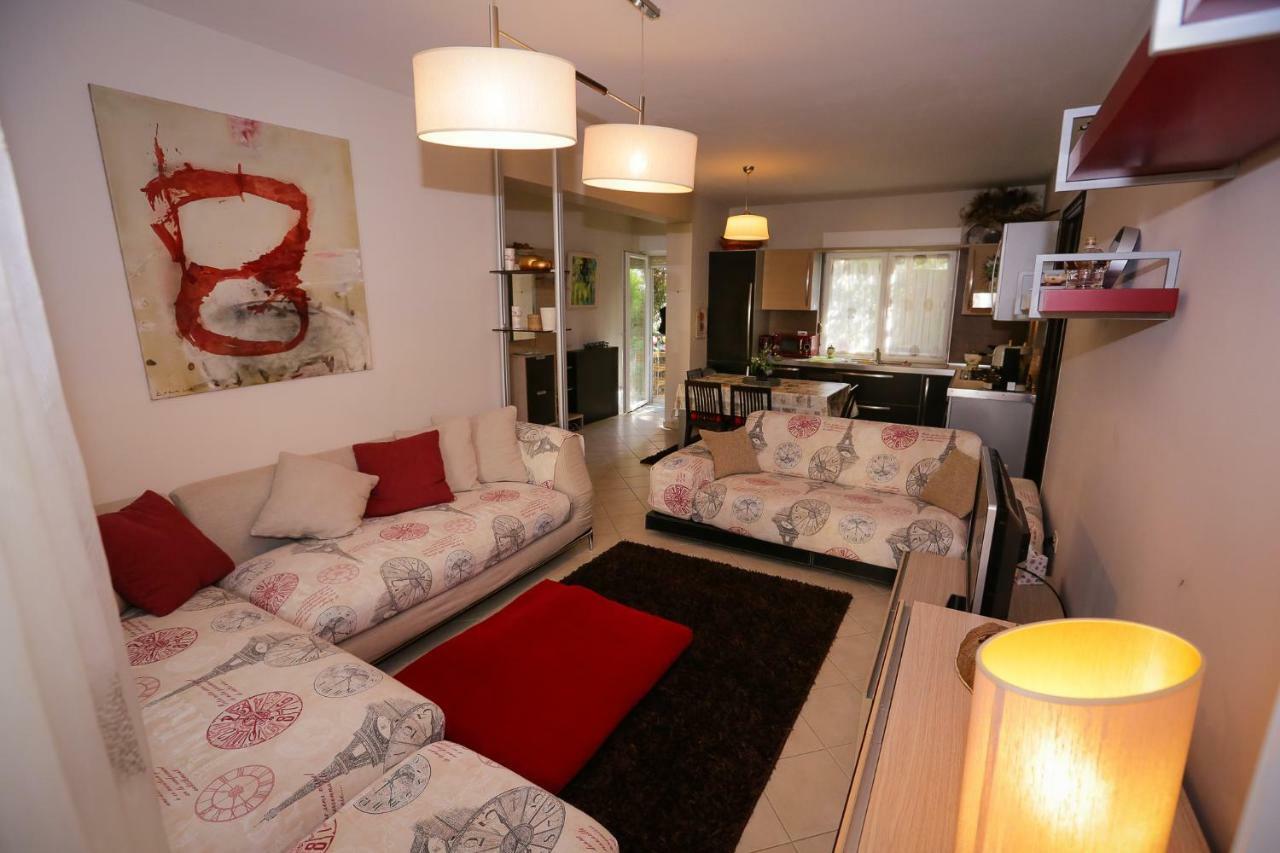 Pine-Tree Apt W/ Private Garden 50 M From The Sea Golem  Exterior foto