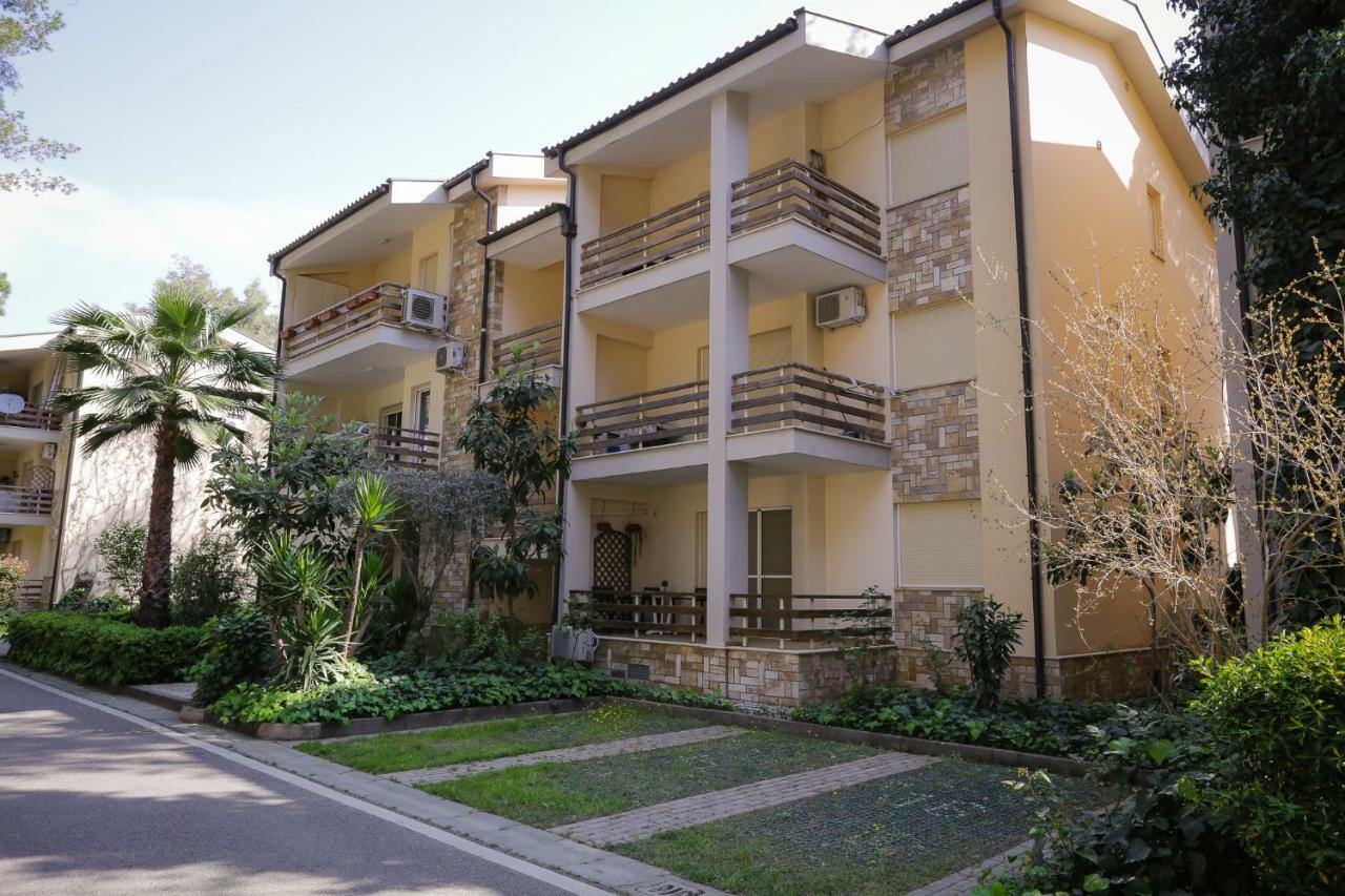 Pine-Tree Apt W/ Private Garden 50 M From The Sea Golem  Exterior foto